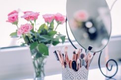 makeup_brushes_and_roses-800x533